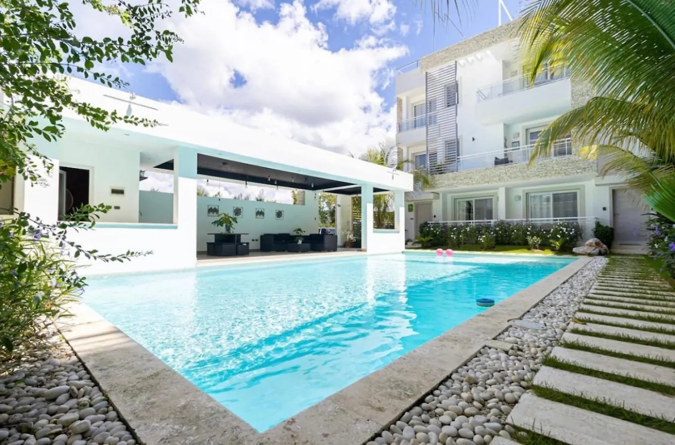 Elegant 2 Bedroom Apartment With Pool location